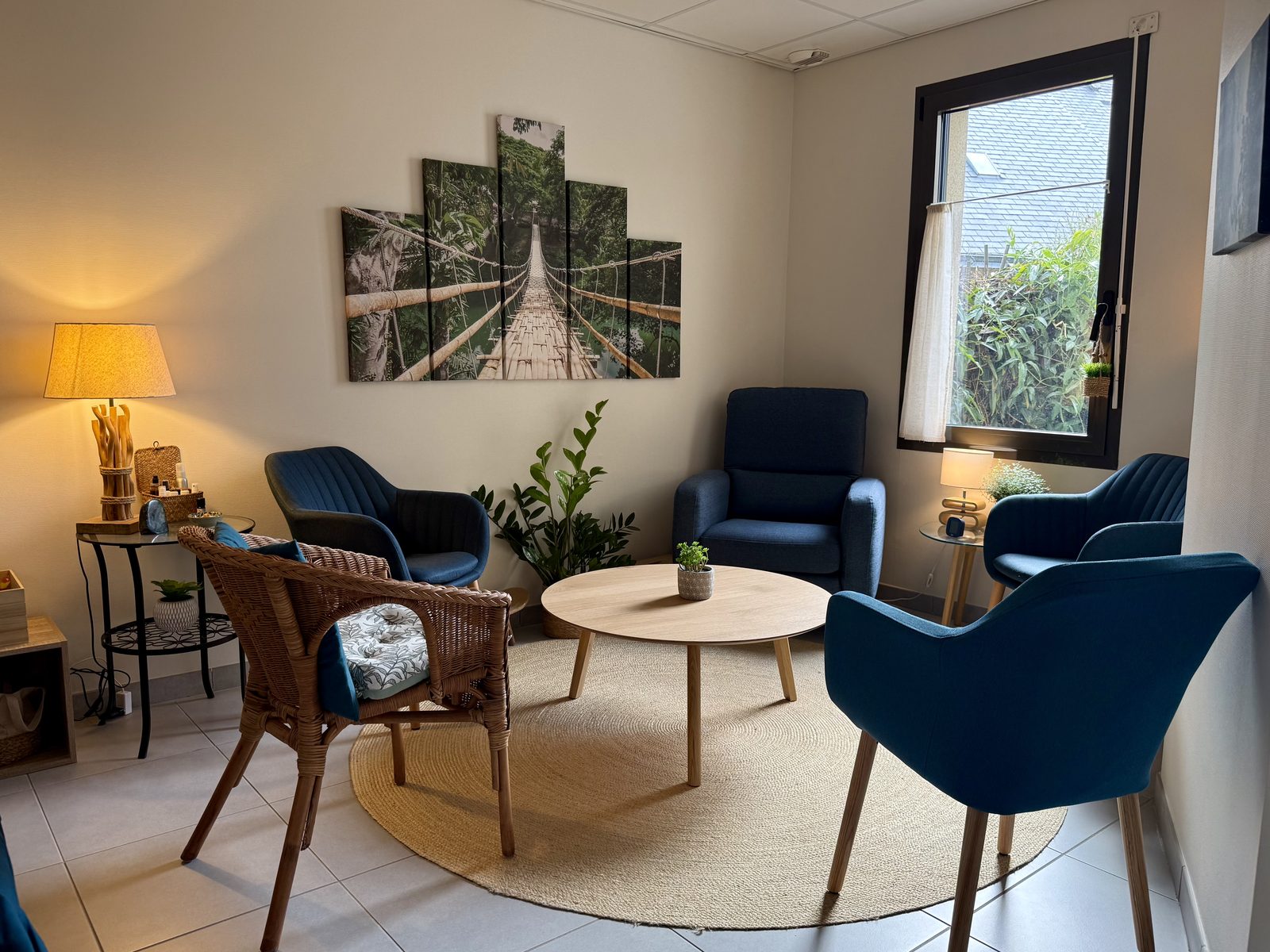Salon de consultation du cabinet à Verrières-en-Anjou, fauteuils bleus et lumière naturelle
